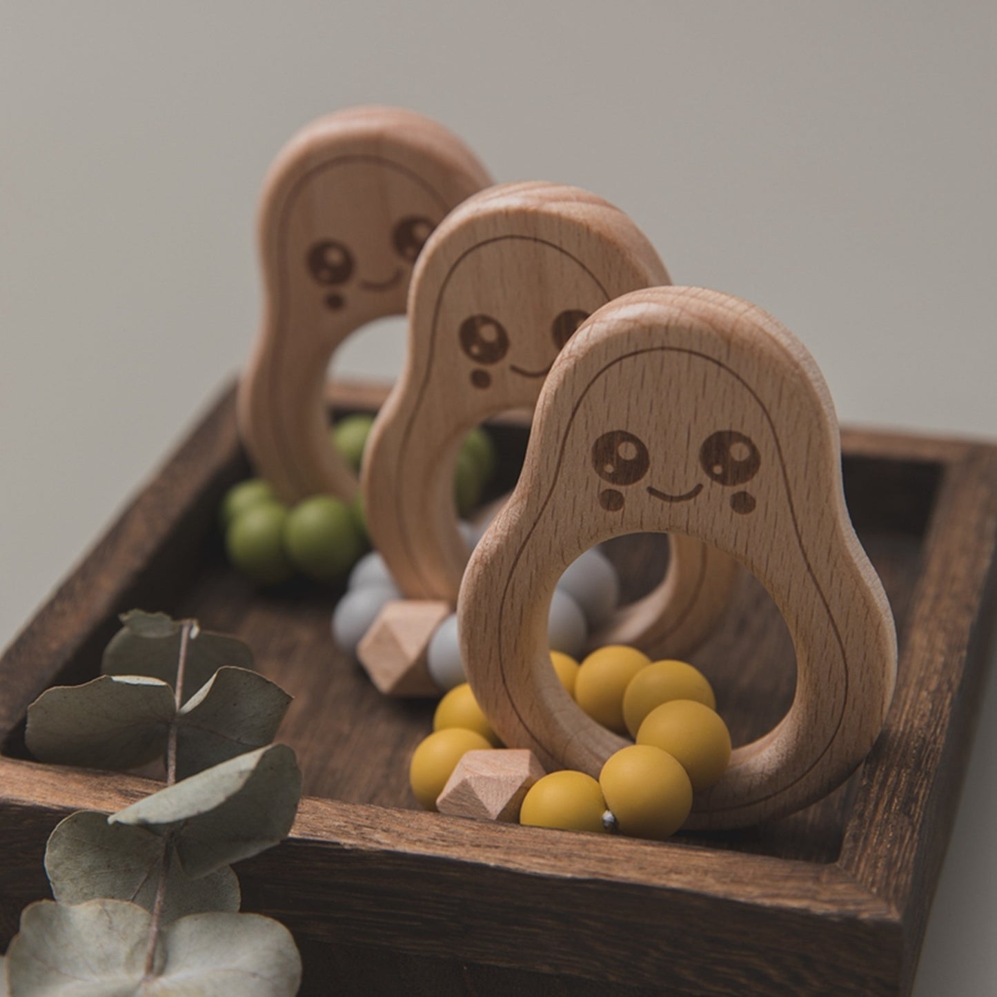 Avocado Beißring für Babys aus Natur Holz mit Silikon-Kette in Gelb